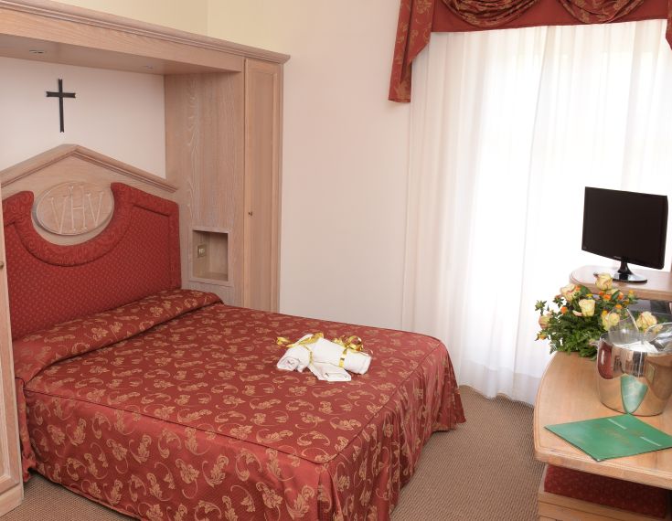 Camera accogliente dell'Hotel Villa Verde, adatta per un soggiorno tranquillo in Umbria.