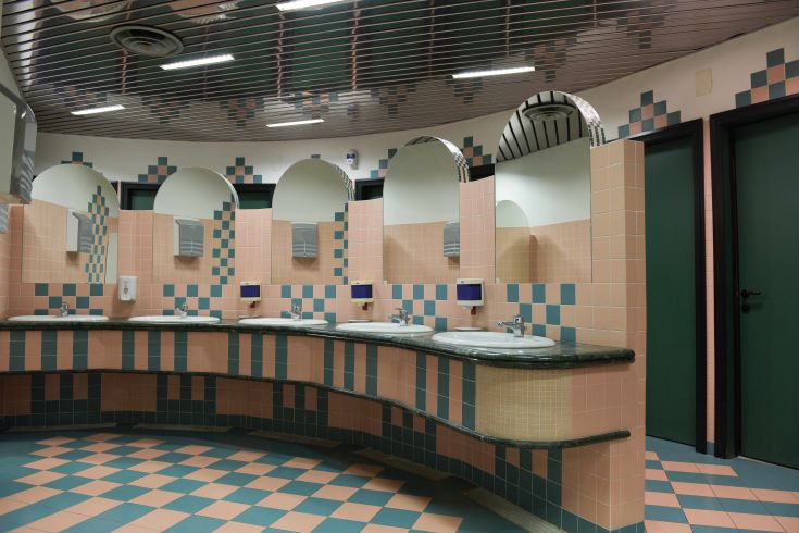 Bagno contemporaneo con specchi curvi e tonalità delicate. Un ambiente sobrio e accogliente.