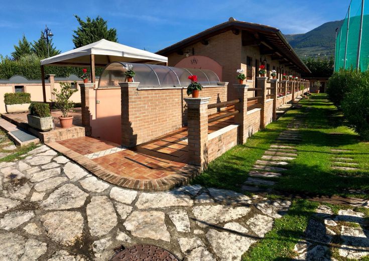 Edificio accogliente con giardino, ideale per momenti di relax. Camere confortevoli e ristorante che offre piatti tipici.