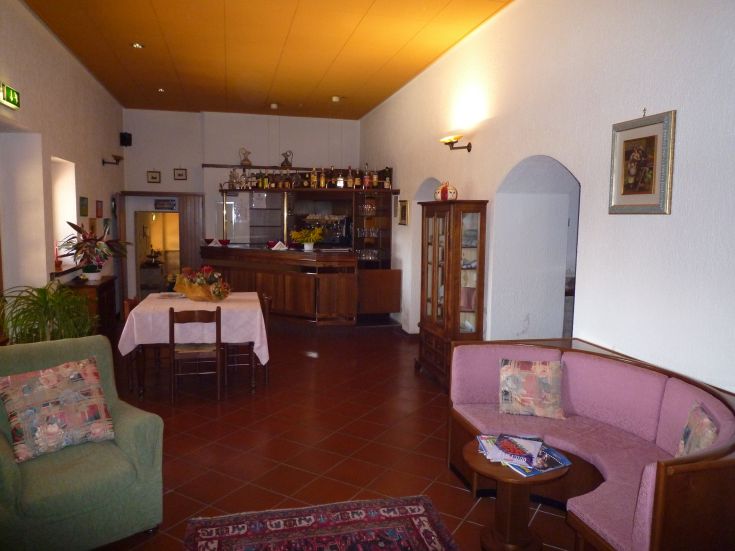 Spazio accogliente con bar e tavoli, perfetto per momenti di relax.