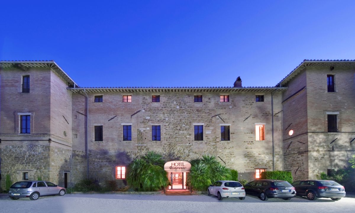 Un hotel situato in un antico edificio, caratterizzato da un'atmosfera storica e accogliente.