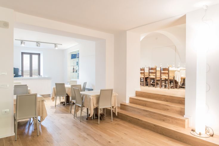 A cozy and bright restaurant, perfect for dinners and events, featuring simple and functional furnishings.