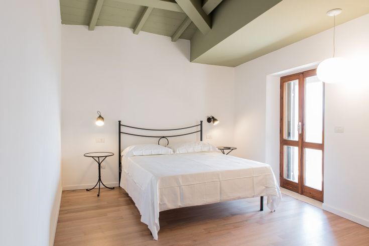 A simple and bright room with a double bed. Ideal for a peaceful stay.