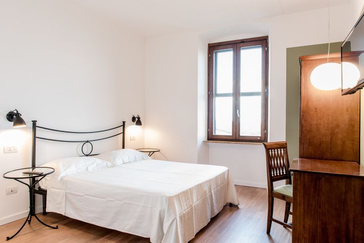 Hotel room with a simple and comfortable design, ideal for a peaceful stay.