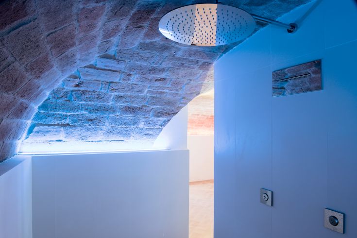 Contemporary space featuring an emotional shower in a building. Relaxing and welcoming atmosphere.