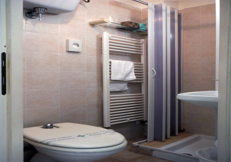 Bagno semplice e pratico, completo di doccia, lavabo e servizi di base.