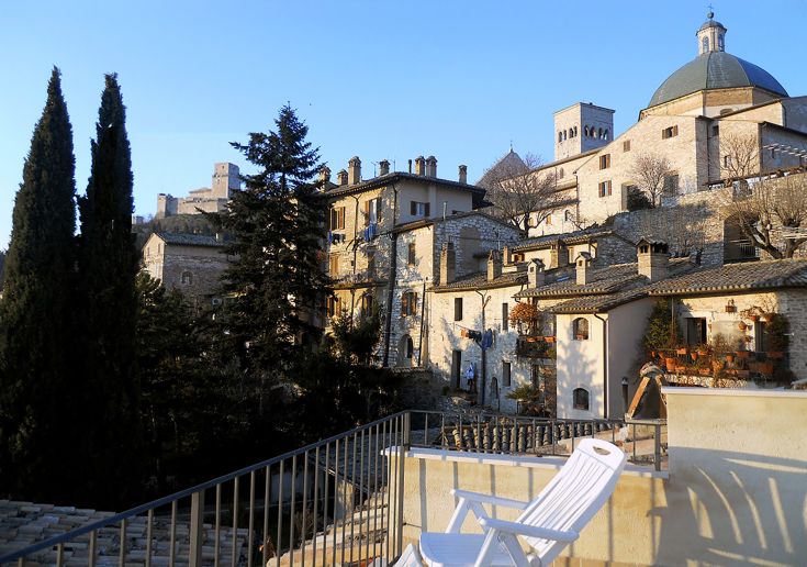 Panorama del centro storico di Assisi, con edifici medievali e alcuni monumenti tipici.