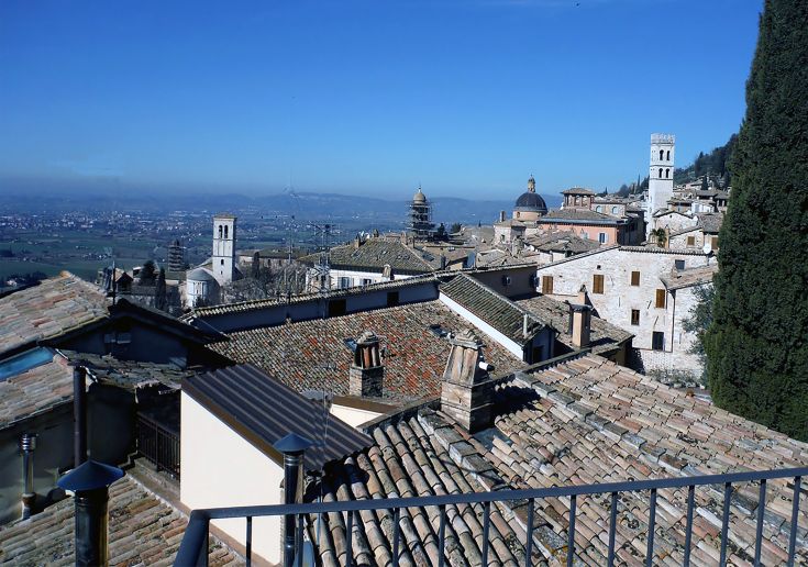 Panorama del centro di Assisi, con edifici storici e tetti tipici dell'architettura locale.
