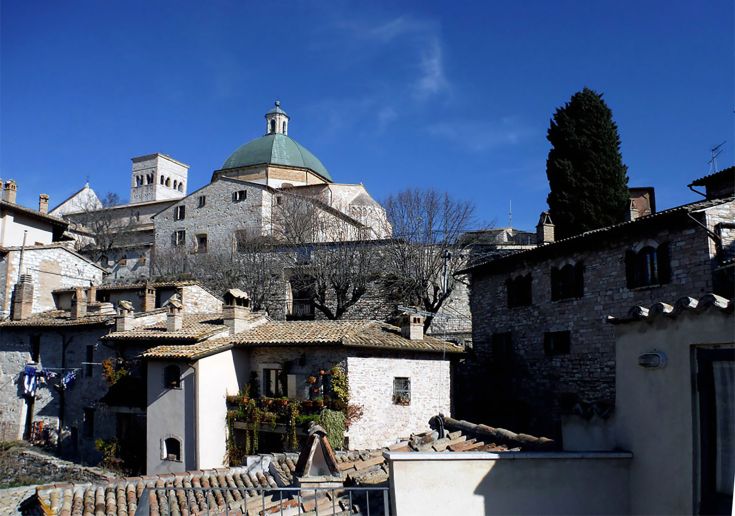 Scena di edifici storici con il contesto medievale, evidenziando un grande cupolone sotto un cielo sereno.