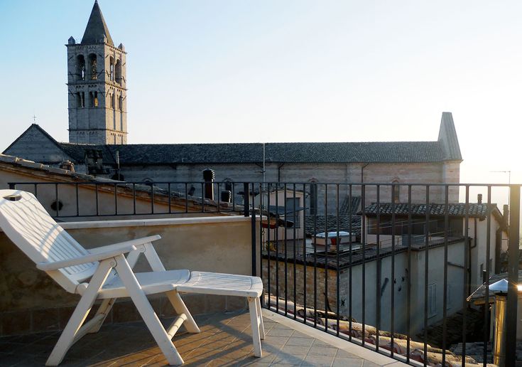 Terrazza che offre una vista sui monumenti di Assisi, perfetta per un momento di relax.