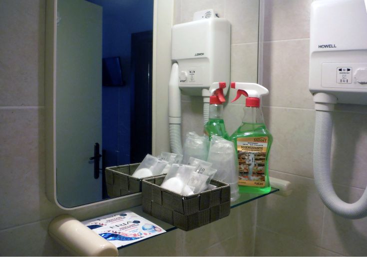 Bagno attrezzato con articoli per l'igiene personale e accessori per la comodità degli ospiti.