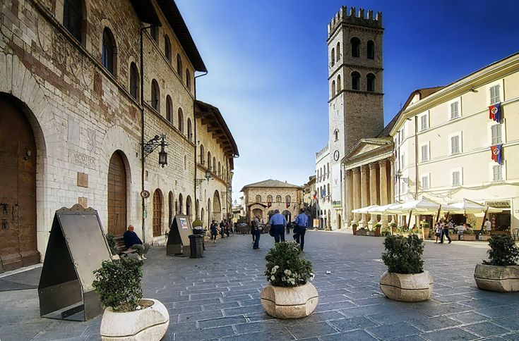 Piazza centrale di Assisi, caratterizzata da edifici storici e un'atmosfera tranquilla.