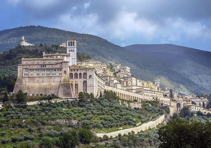 Un accenno di Assisi, con un edificio centrale e le colline sullo sfondo che completano il paesaggio.