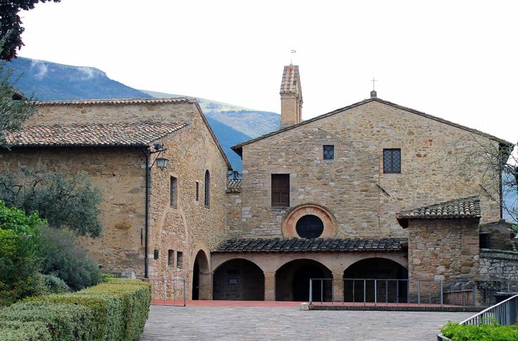 Un edificio dallo stile medievale situato in Umbria, ideale per famiglie e gruppi. Un luogo accogliente e suggestivo.