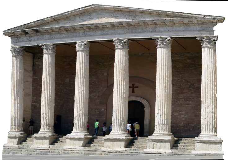 Facciata storica con colonne in stile classico, rappresentativa dell'architettura romana.