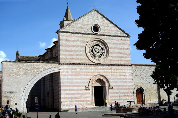 Facciata di un edificio storico con dettagli in pietra, tipica dell'architettura dell'Umbria.