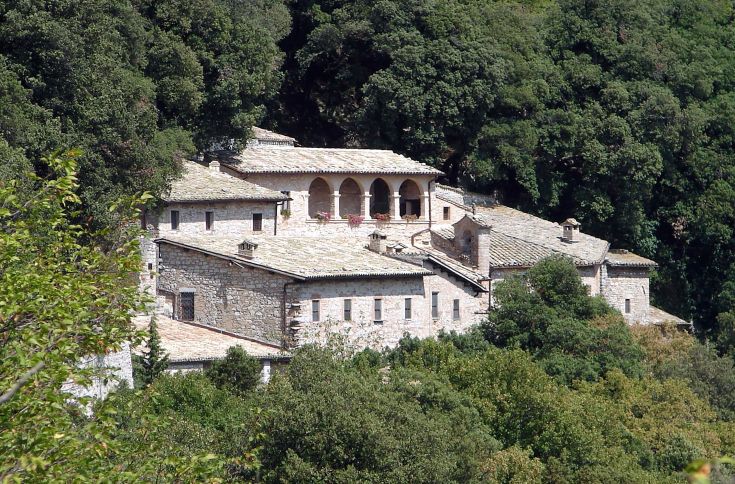 Immagine di un edificio storico immerso nella vegetazione, un luogo tranquillo e accogliente.