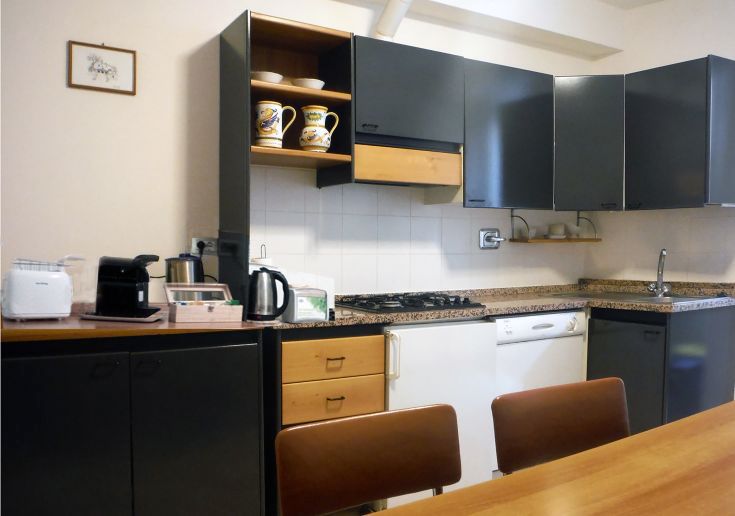 Cucina funzionale e ben attrezzata in un appartamento situato nel centro di Assisi, adatta per famiglie.