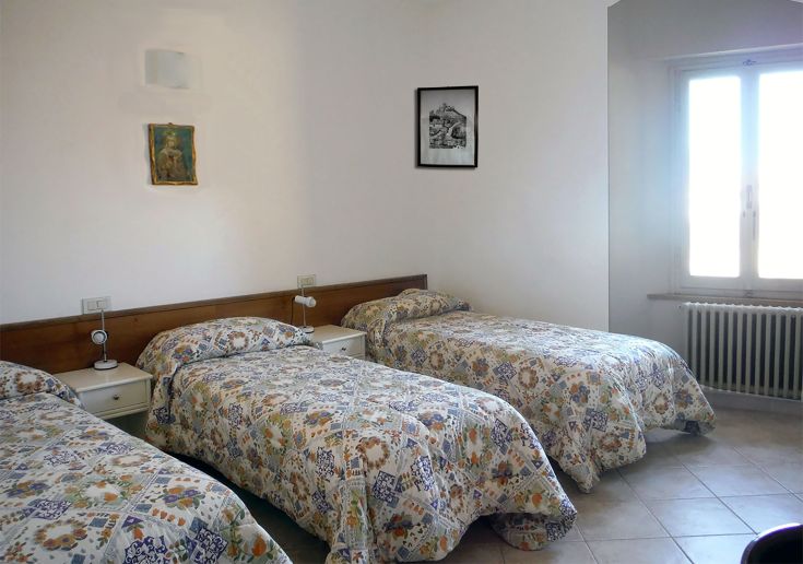 Camera accogliente con letti singoli, perfetta per famiglie o piccoli gruppi.