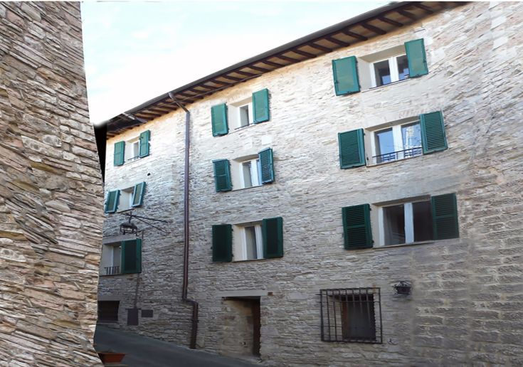 Nel centro di Assisi, sono disponibili camere e appartamenti in un palazzo storico ben conservato.
