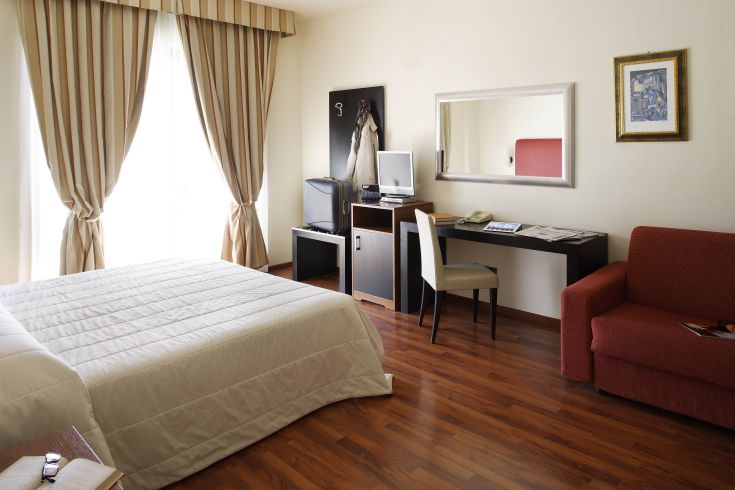 Camera semplice con arredi funzionali e accoglienti, perfetta per trascorrere un soggiorno tranquillo.