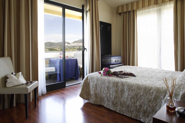 Camera contemporanea con panorama sul paesaggio circostante, attrezzata per il comfort degli ospiti.