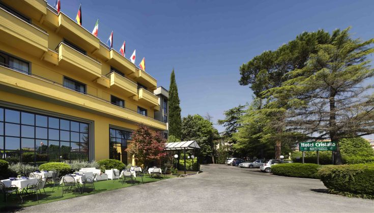 L'Hotel Cristallo ad Assisi presenta stanze contemporanee, giardini curati e un ristorante che propone piatti locali, adatto a tutti i visitatori.
