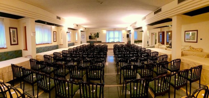Sala meeting presso l'Hotel Cristallo in un ambiente elegante, attrezzata per eventi e riunioni di lavoro.