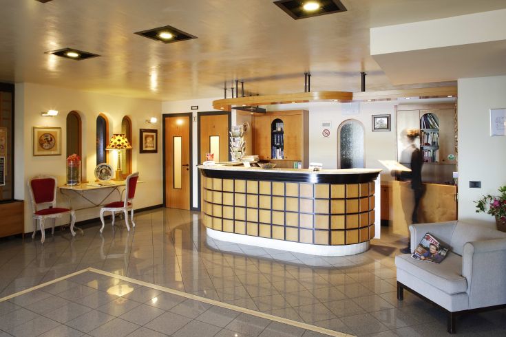 Reception accogliente dell'hotel, perfetta per un soggiorno tranquillo in Umbria.