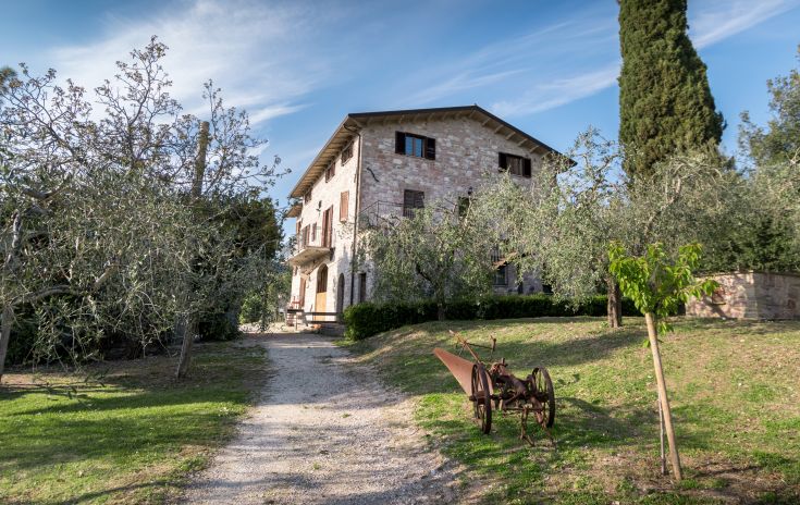 Un agriturismo accogliente immerso nella campagna umbra, non lontano da Assisi.