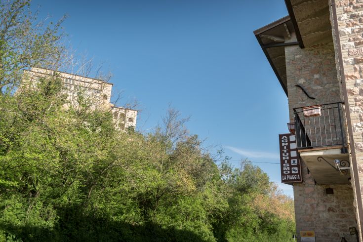 Agriturismo situato nella tranquilla campagna umbra, a breve distanza da Assisi, ideale per un soggiorno tranquillo.