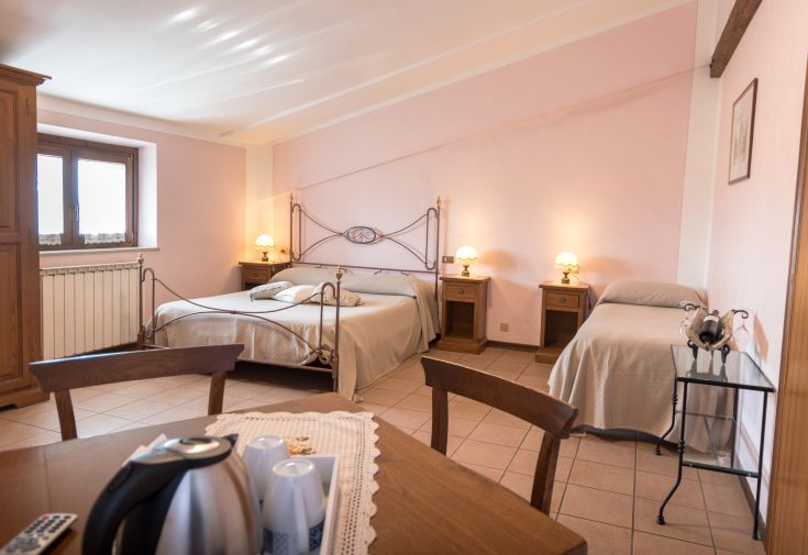 Spazio semplice in un agriturismo circondato dalla natura, con letti comodi e arredi essenziali.