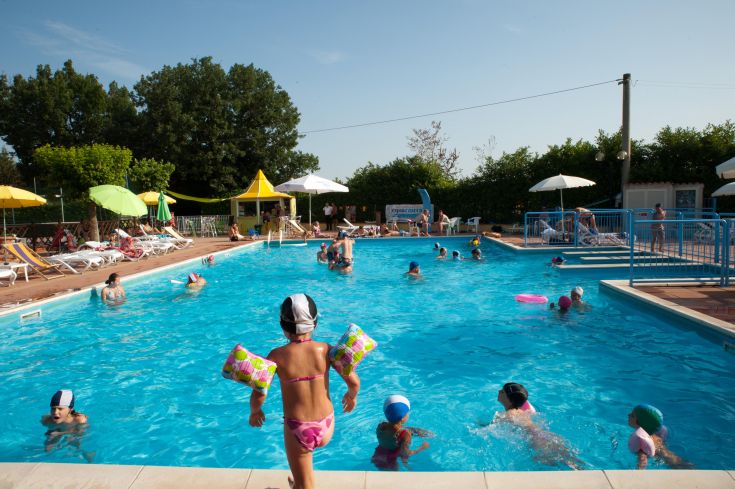 Un ambiente tranquillo circonda la piscina, perfetta per momenti in famiglia.