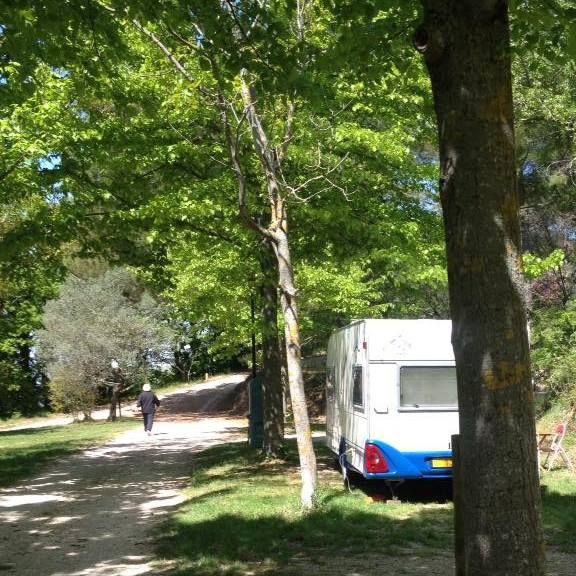 A campsite surrounded by greenery, suitable for campers and caravans, located close to the center of Assisi.
