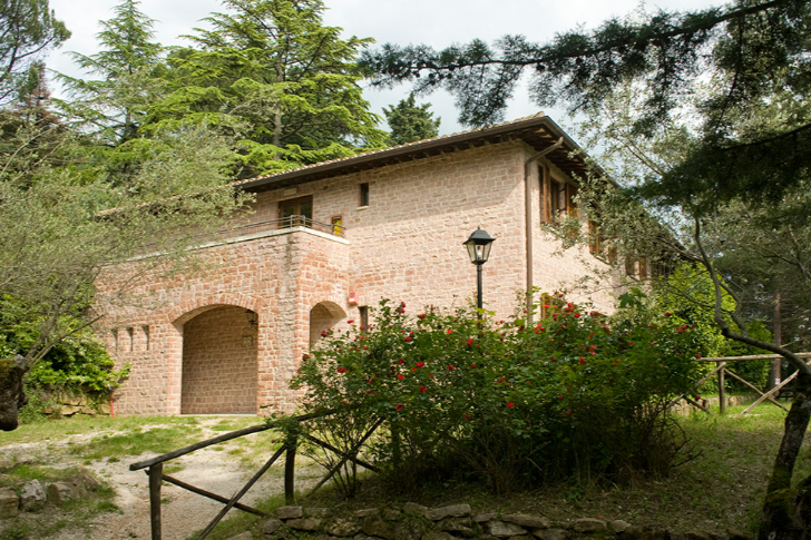 Ein Landhostel, umgeben von Bäumen und Feldern, ideal für die Unterbringung von Gästen in einer ruhigen Umgebung.