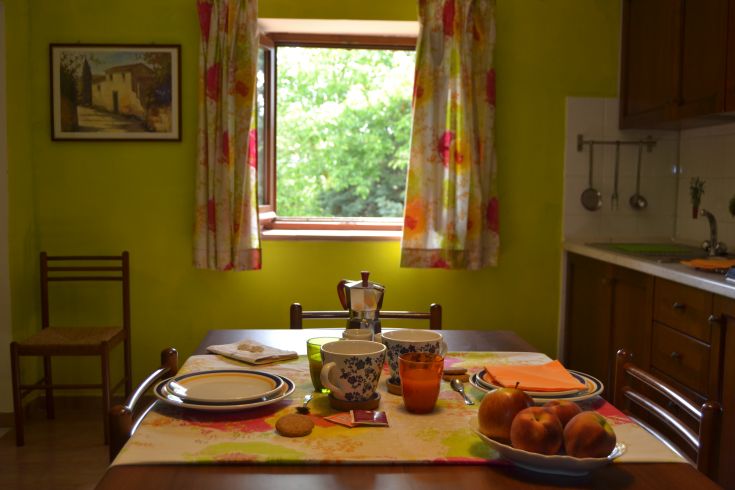 Ein wunderschön gedeckter Tisch mit entspannendem Blick auf die umliegende grüne Landschaft, perfekt für ein ruhiges Frühstück.