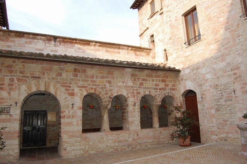 Détail d'un monastère bénédictin à Assise, avec des voûtes et une atmosphère paisible.