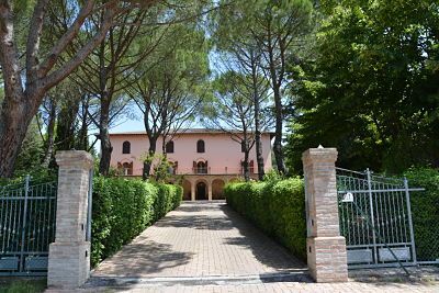 Villa Santa Tecla ist von Grün umgeben, ideal für Rückzüge und Gruppenaufenthalte.