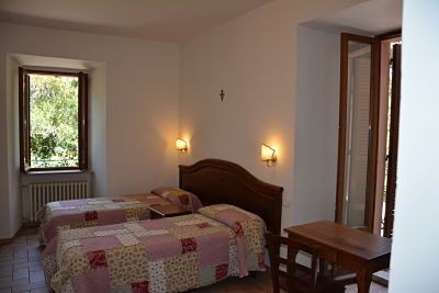 Villa-Zimmer, geräumig und hell, ideal für Familien und kleine Gruppen.