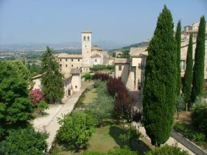 Monastero Santa Colette ad Assisi, un luogo tranquillo per la preghiera circondato da un ampio giardino.
