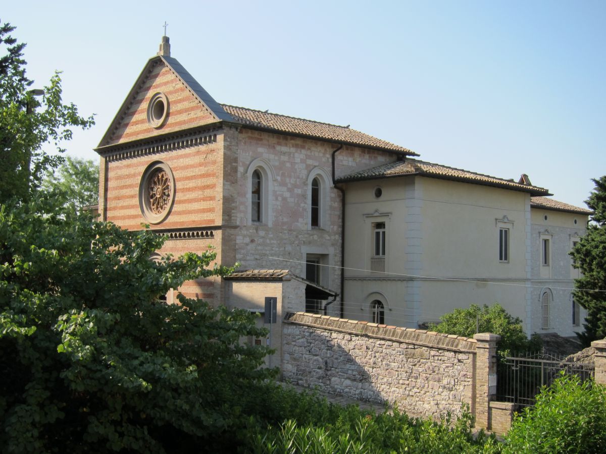 Monastero di Santa Colette ad Assisi, un ambiente di tranquillità e spiritualità per visitatori.