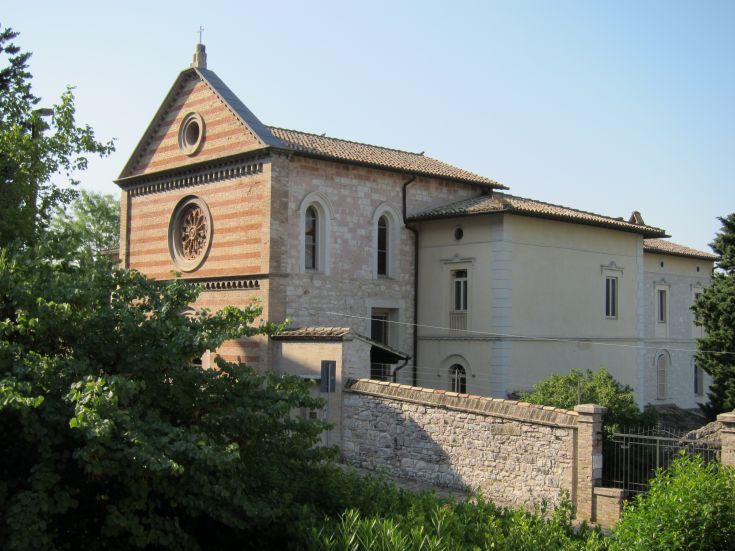 Monastero di Santa Colette ad Assisi, un ambiente di tranquillità e spiritualità per visitatori.