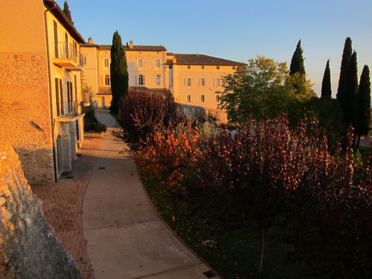 Monastero situato in un contesto tranquillo, adatto per la meditazione e la riflessione spirituale.