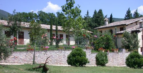 Agriturismo Sasso Rosso in Assisi, surrounded by Umbria's nature, offers comfortable rooms and culinary experiences.