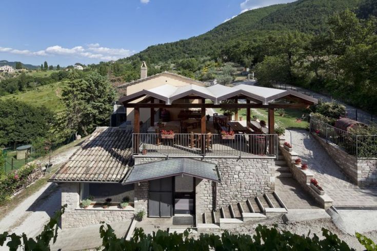 Eine von Wiesen und Bäumen umgebene Ferienfarm, perfekt zum Entspannen und Genießen lokaler Produkte.