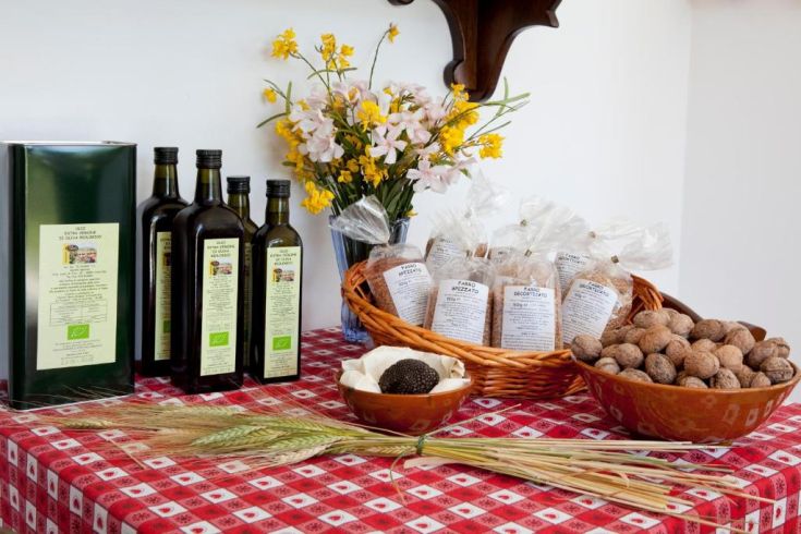 Ausstellung von typischen Naturprodukten aus einem agriturismo, mit einer Vielzahl von Aromen und Farben für den Tisch.