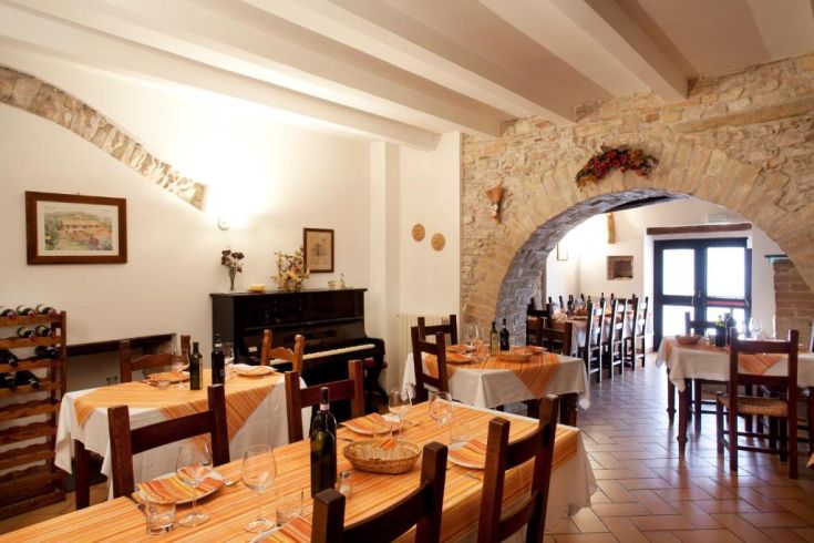 Gemütliche Atmosphäre mit einfachen Holztischen, geeignet für informelle und gesellige Mahlzeiten.