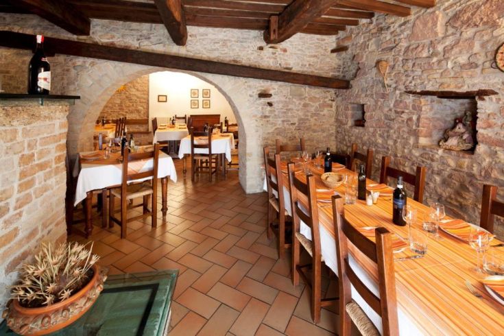 Lässiges Restaurant mit entspannter Atmosphäre, gut eingedeckte Tische, ideal für Mittag- und Abendessen mit Freunden.