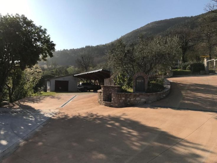 Ein Bauernhof, umgeben von der Natur, perfekt zum Entspannen und Genießen traditioneller Gerichte.