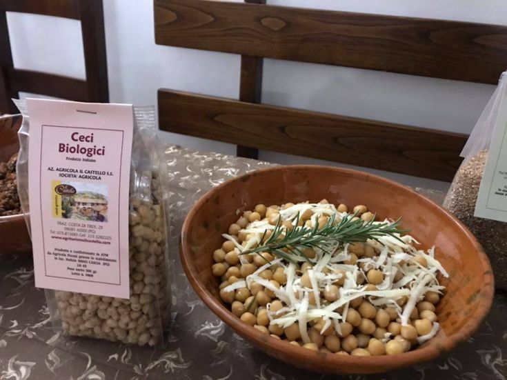 Bio-Kichererbsen mit Käse und Rosmarin serviert, ein einfaches und schmackhaftes Gericht.